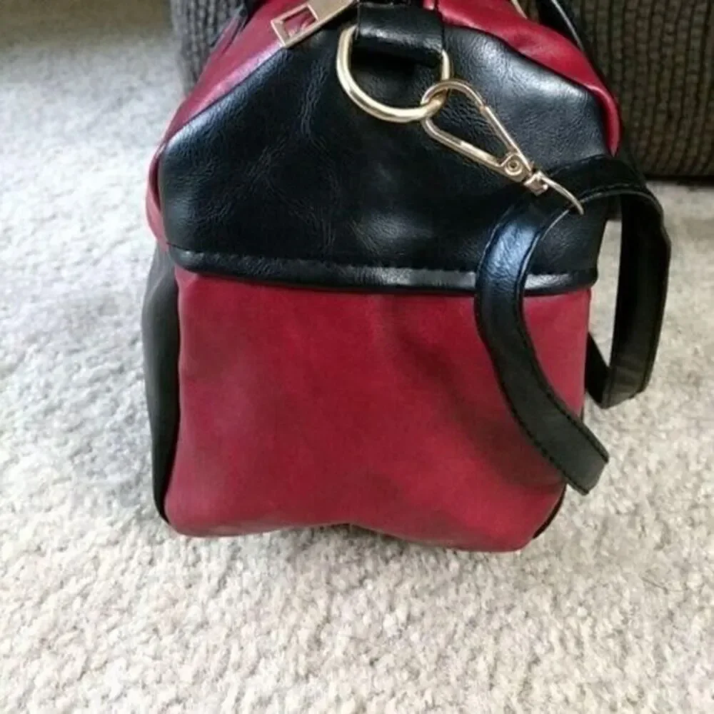 Purse with alternating black and red pattern